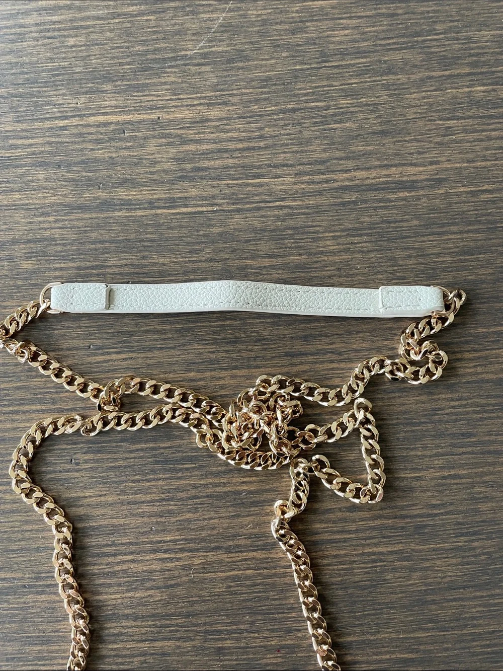 ANNE KLEIN WHITE PEBBLED CROSSBODY WALLET ON A CHAIN with Gold Hardware